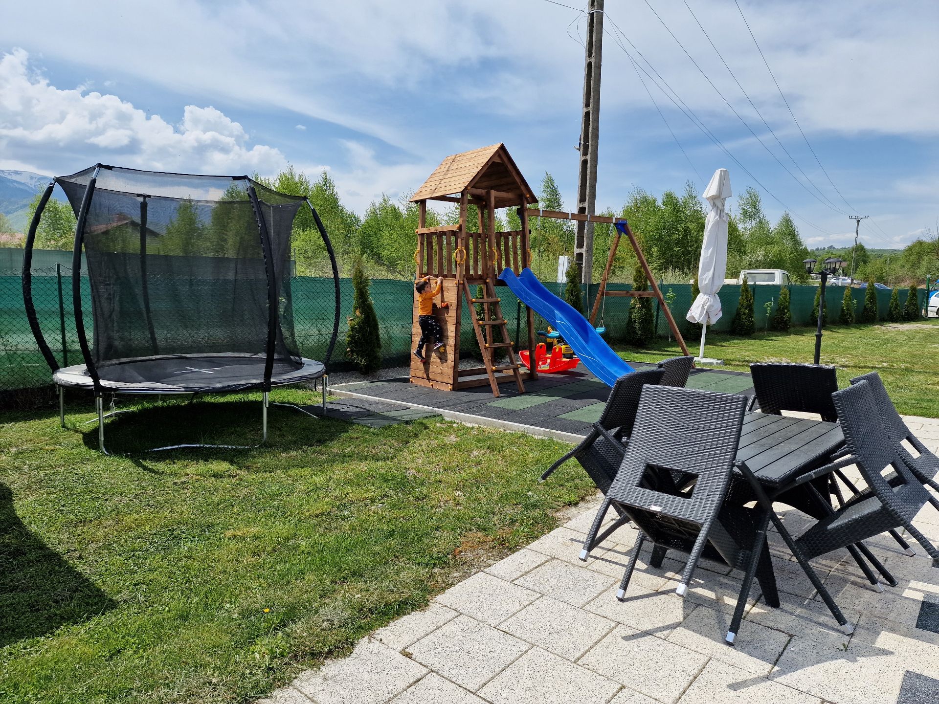 Locul de joacă pentru copii este o facilitate de care beneficiaza persoanele ce cauta cazare in Avrig Locul de joacă pentru copii este o facilitate de care beneficiaza persoanele ce cauta cazare in Avrig